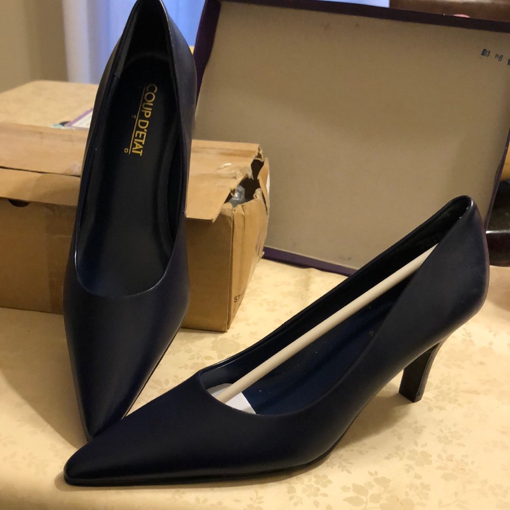 Sophisticated Blue Heels with Pointed-Toe Design